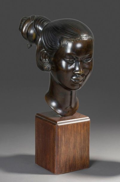 null Bien Hoa School of Applied Arts (Saigon). Young Laotian head in bronze with...