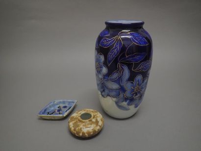 null THARAUD Camille (1878-1956) à LIMOGES

- Vase en porcelaine à décor à l'or de...