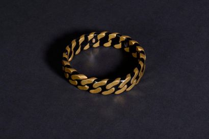 null CHANEL. Bracelet rigide en métal doré et noir à l'imitation d'une chaîne. Collection...