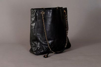 null CHANEL. Grand sac cabas vintage en cuir noir lisse et cuir noir matelassé. Bandoulière...