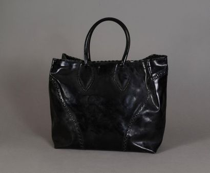 null ALAIA. Grand sac cabas en cuir verni noir. Dimensions: 37x35x14 cm. 