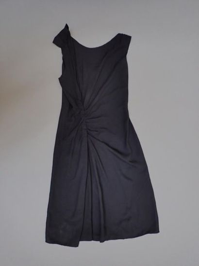 null Lot de 9 petites robes noires T38 :

- YVES SAINT LAURENT. Une robe grise stretch...