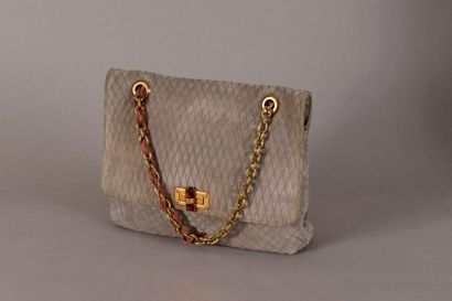 null LANVIN. Bag in grsi suede with geometric diamond stitching. Shoulder strap chain...