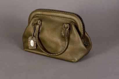 null FENDI. Khaki grained leather bag. Zipped closure. Warranty label with serial...