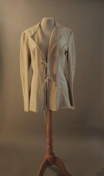 null Lot de 8 vestes et manteaux T36 à T42 :

- PRADA. Un blouson en polyester beige...