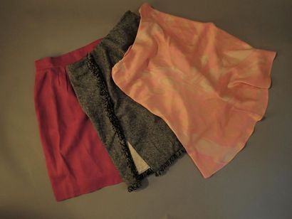 null Lot de 9 jupes T36/38 de marques : 

- HERMES. Une jupe rose en coton

- LIM....