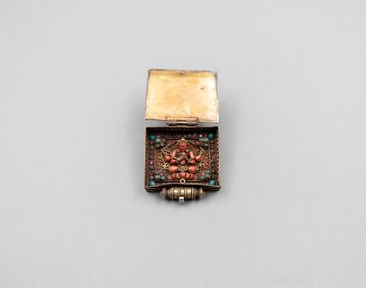 null GA'U amulet or reliquary in silver, decorated with Amitabha making the Vitarka...