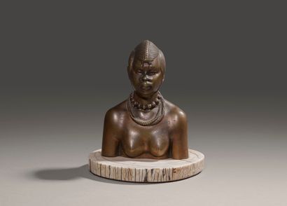 null Roger NIVELT (1899-1962). 

African woman. 

Small bronze bust with a medal...