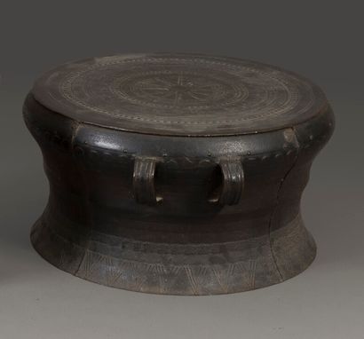 null Bronze rain drum, the tray decorated with concentric circles enhanced with geometric...