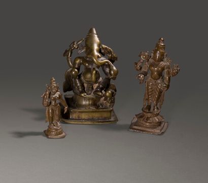 null Lot of three deities: 

- Ganesh. India, 18th century. 

- Vishnu. India, 19th...