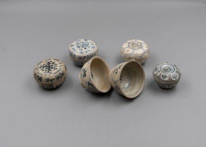 null Set of four small covered stoneware pots with beige glaze and blue underglaze...