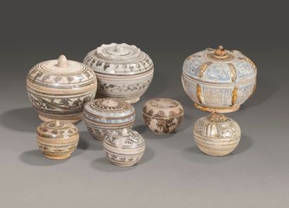 null Set of eight covered stoneware pots with beige glaze, with geometric and arabesque...