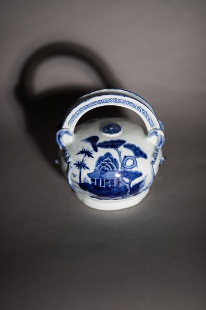 null Pot à chaux en porcelaine bleu blanc dit bleu de Hué à décor de paysage et volatiles....