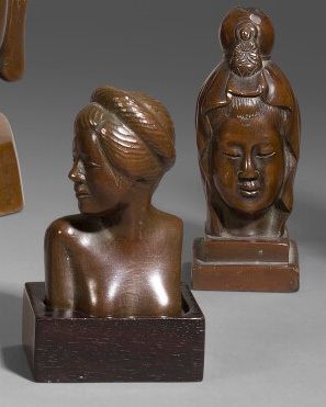null Deux petits bustes miniatures en bronze à patine brune.

- Tête de Quanin. 

-...
