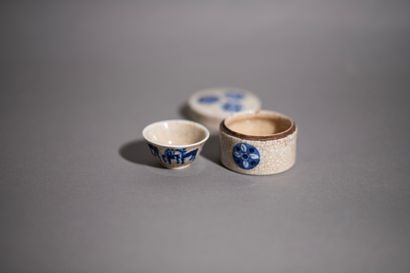 null Ensemble de 3 pièces en porcelaine à décors variés en bleu sous couverte sur...
