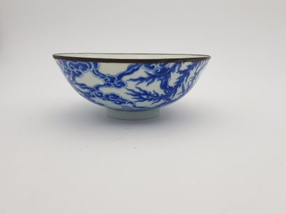 null 
Grand bol sur talon de forme évasé en porcelaine à décor bleu blanc dit Bleu...