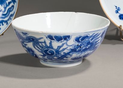 null Bol sur talon en porcelaine bleu blanc, dit bleu de Hué, à décor de dragons...