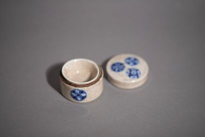 null Ensemble de 3 pièces en porcelaine à décors variés en bleu sous couverte sur...