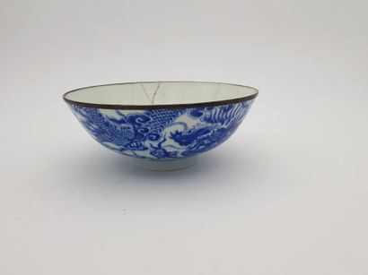 null 
Grand bol sur talon de forme évasé en porcelaine à décor bleu blanc dit Bleu...