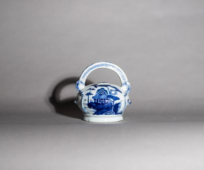 null Pot à chaux en porcelaine bleu blanc dit bleu de Hué à décor de paysage et volatiles....