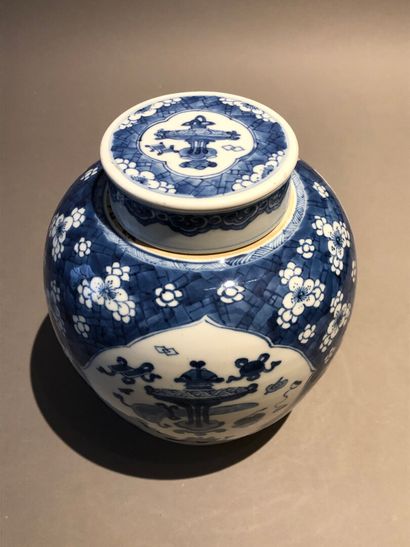 null Fort lot de porcelaines de Chine du XXe siècle, comprenant: 

- Crachoir rond...