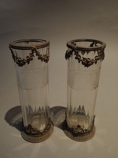 null Crystal packing elements comprising two cylindrical vases with a metal frame...