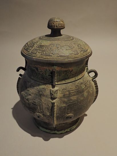 null Cloche en bronze dans le goût des cloches rituelles de la Dynastie des Zhou....