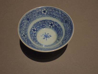 null Fot lot de porcelaines chinoises modernes comprenant:

- une petite jardinière...
