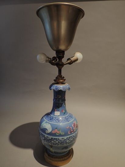 null Potiche en céramique montée en lampe et une potiche en porcelaine à fond bleu...