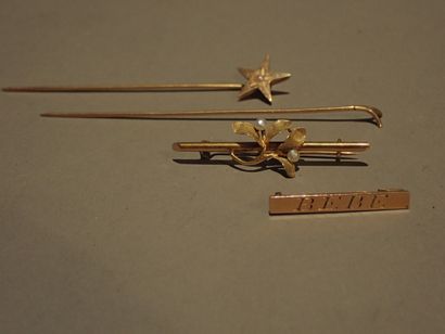 null Lot of gold jewelry including :

- Two 750°/°° gold pins (weight: 1.1 g), one...