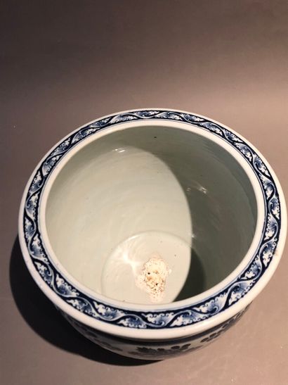 null Fort lot de porcelaines de Chine du XXe siècle, comprenant: 

- Crachoir rond...