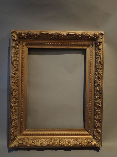 null Moulded and gilded wooden frame decorated with friezes of acanthus leaves and...