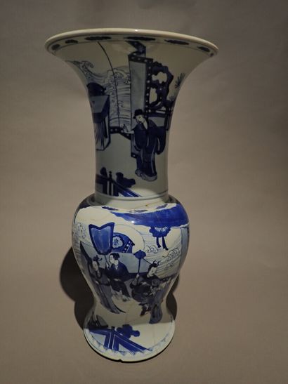 null Paire de vases de forme Zun à pans coupés, de forme YenYen à décor bleu et blanc...