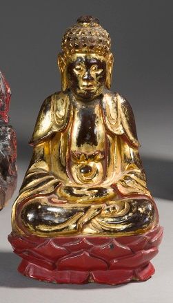 null Bouddha assis. 

Statuette en bois laqué noir, rouge et or. Avec ouverture au...