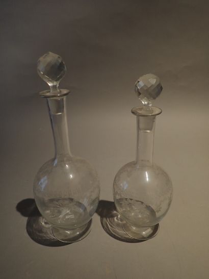 null Eléments de garniture en cristal comprenant deux vases cylindriques avec monture...