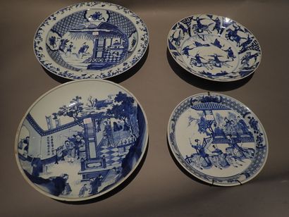 null Ensemble de quatre plats en porcelaine à décor bleu et blanc de guerriers, lettrés...