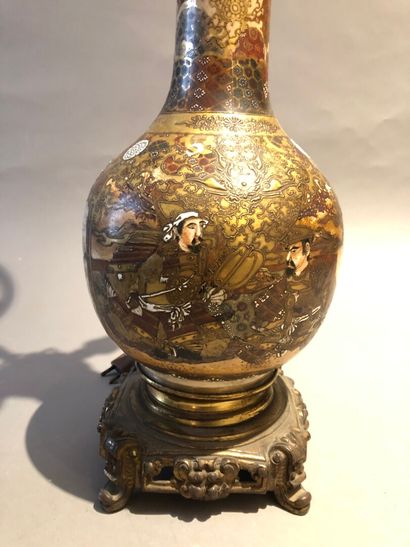 null Lot d'extrême Orient comprenant: 

- un important vase Satsuma monté en lampe...