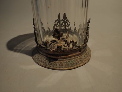 null Eléments de garniture en cristal comprenant deux vases cylindriques avec monture...