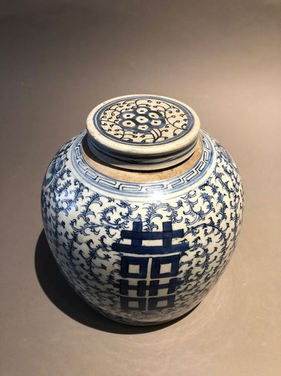 null Lot de porcelaine chinoise moderne comprenant: un pot à gingembre couvert bleu...