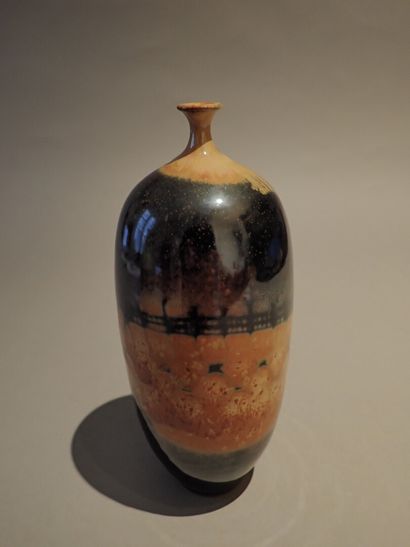 null 
Vase ovoïdale à col retroussé, à glaçure brune et noire. Hauteur: 4 cm.
