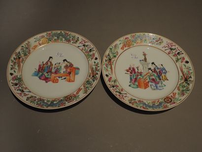 null Lot de porcelaines chinoises modernes comprenant: 

- un plat à bord retroussé...