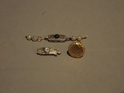 null Lot of costume jewellery including :

- A bracelet with three rows of coral...
