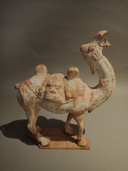 null Deux sujets en céramique dans le goût des Tang, comprenant un chameau et un...