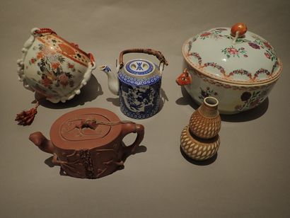 null Lot en porcelaine comprenant: une soupière à décor floral et anses à décor de...