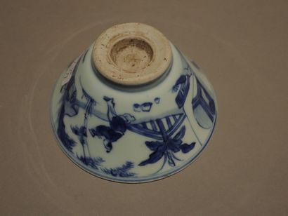 null Fot lot de porcelaines chinoises modernes comprenant:

- une petite jardinière...