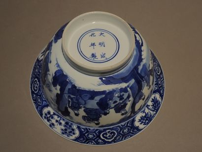 null Fort lot de porcelaines de Chine, XXe siècle, comprenant: 

- Paire de bols...