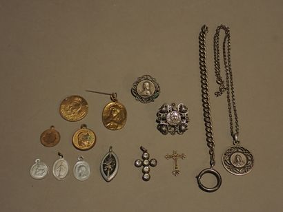 null Set of military and religious medals and souvenirs including : 

- An openwork...