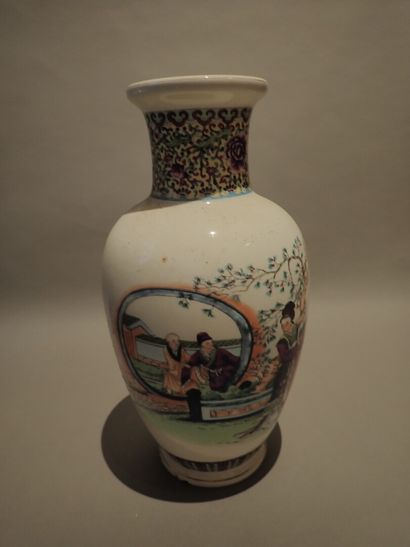 null Lot de porcelaine de Chine comprenant: un grand vase balustre à col évasé, deux...