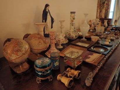 null Various trinkets such as boxes, enamels, Venetian masks, porcelain virgin, pair...