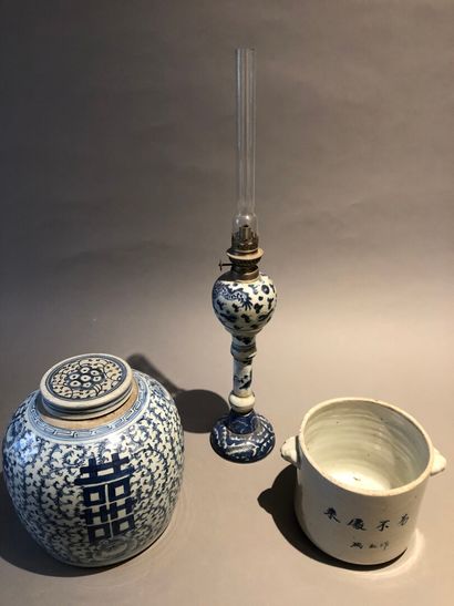 null Lot de porcelaine chinoise moderne comprenant: un pot à gingembre couvert bleu...